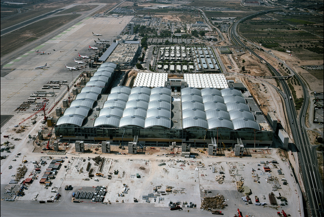 Works in the Alicante airport's terminal in 2010 by Dr Rdl/Wikimedia Commons