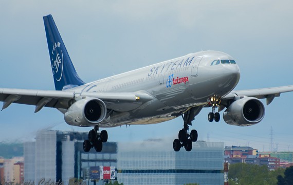 Air Europa, A330 landing at Madrid airport / José Luis Celada Euba