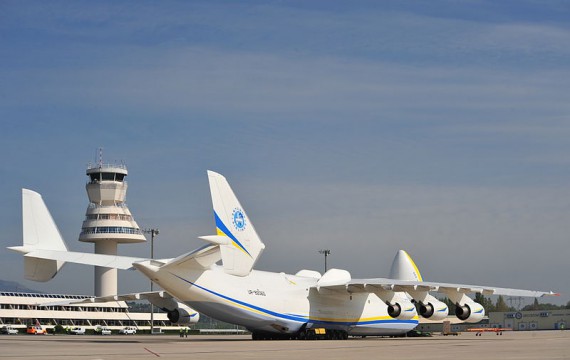 Antonov An-225 airplane at Vitoria airport, Vitoria Gasteiz Foronda, by Irekia - Gobierno Vasco / Wikimedia Commons