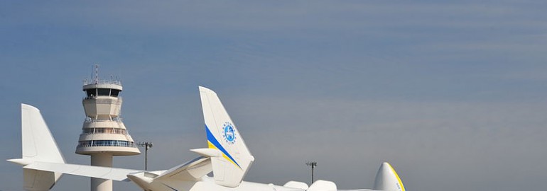 Antonov An-225 airplane at Vitoria airport, Vitoria Gasteiz Foronda, by Irekia - Gobierno Vasco / Wikimedia Commons