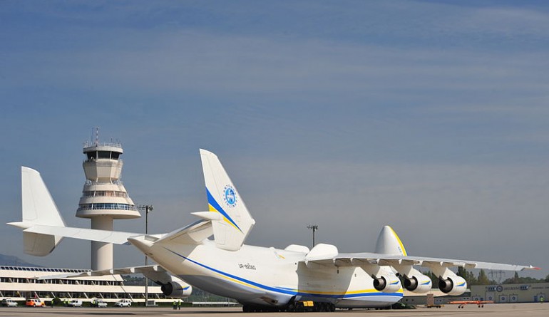 Antonov An-225 airplane at Vitoria airport, Vitoria Gasteiz Foronda, by Irekia - Gobierno Vasco / Wikimedia Commons