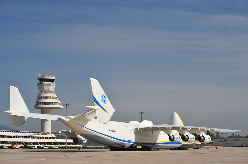 Antonov An-225 airplane at Vitoria airport, Vitoria Gasteiz Foronda, by Irekia - Gobierno Vasco / Wikimedia Commons