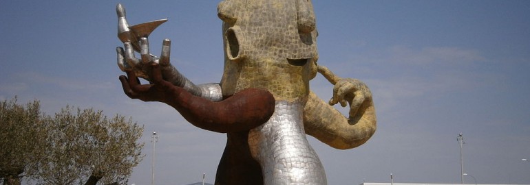 The “man-plane” statue built by Juan Ripollés at Castellón Airport by Sanbec / Wikimedia Commons