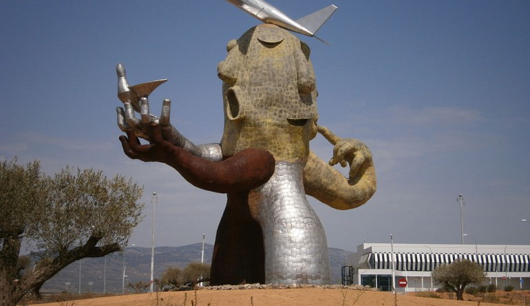 The “man-plane” statue built by Juan Ripollés at Castellón Airport by Sanbec / Wikimedia Commons