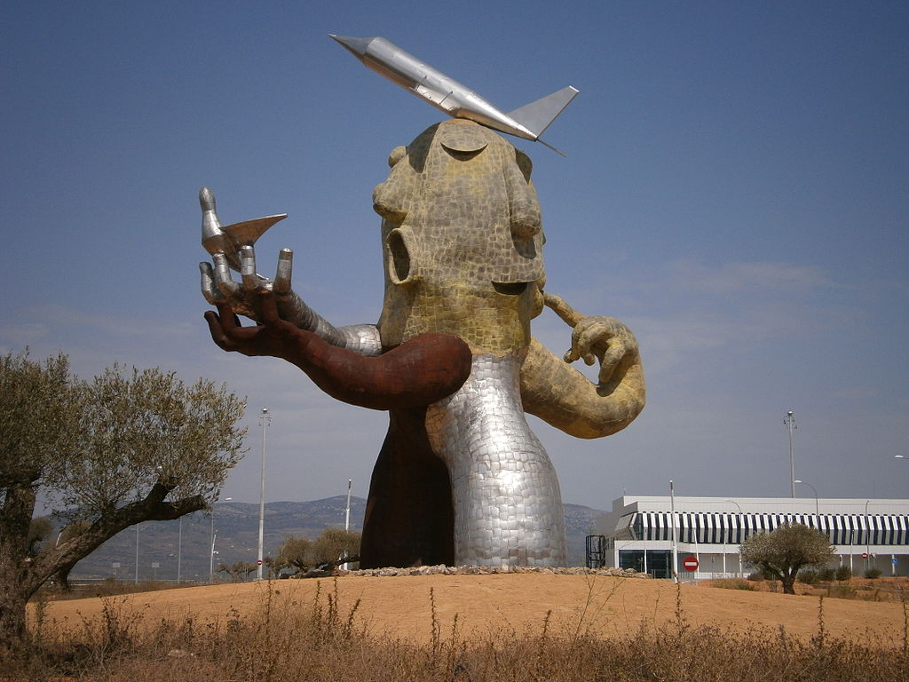 The “man-plane” statue built by Juan Ripollés at Castellón Airport by Sanbec / Wikimedia Commons