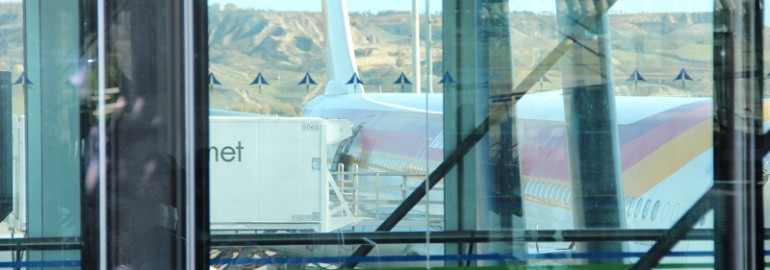 Iberia connected to Airbridge at Madrid airport shot from terminal / José Masot