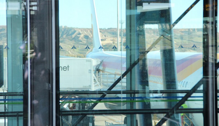 Iberia connected to Airbridge at Madrid airport shot from terminal / José Masot