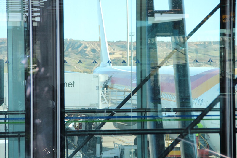 Iberia connected to Airbridge at Madrid airport shot from terminal / José Masot