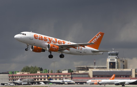 Easyjet takeoff in Madrid airport / Javier Pedreira
