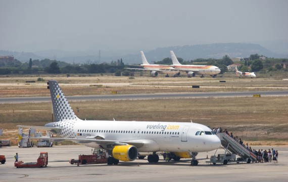 Vueling A320 EC-HHA in Valencia airport by Rob Wilson / Shutterstock.com