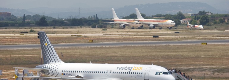 Vueling A320 EC-HHA in Valencia airport by Rob Wilson / Shutterstock.com