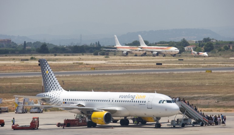Vueling A320 EC-HHA in Valencia airport by Rob Wilson / Shutterstock.com