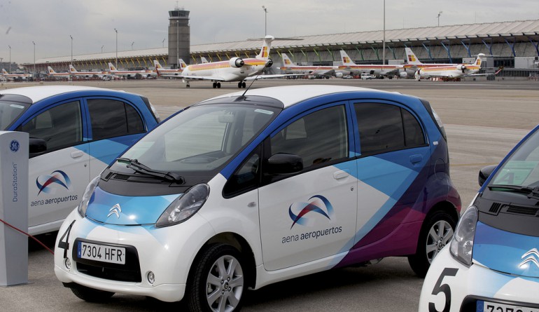 Aena’s electric cars at Madrid airport / Flickr-Ministerio de Fomento