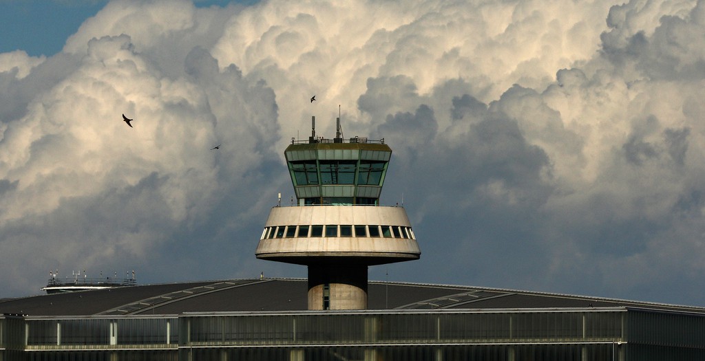 Barcelona airport ATC tower / Victor