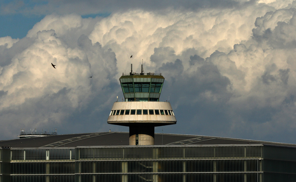 Barcelona airport ATC tower / Victor