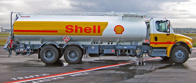 Shell Petrol Tanker at airport / Flickr-Carlos Manuel Reyes Santos