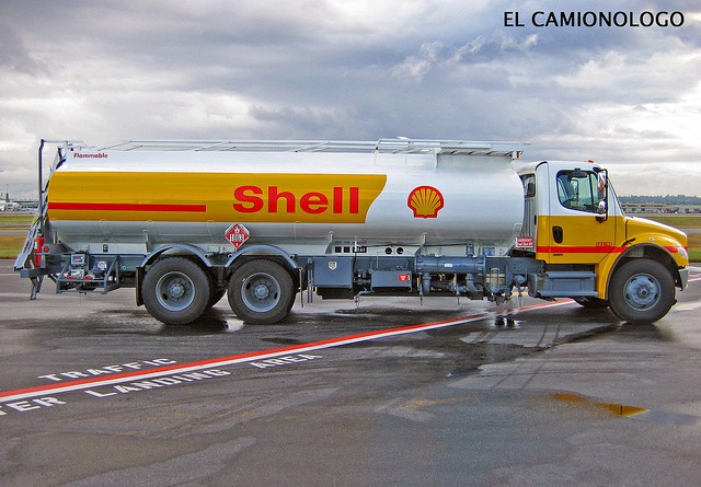 Shell Petrol Tanker at airport / Flickr-Carlos Manuel Reyes Santos