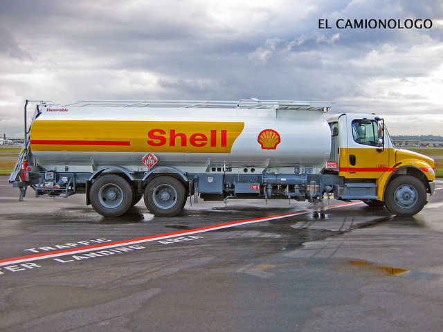 Shell Petrol Tanker at airport / Flickr-Carlos Manuel Reyes Santos