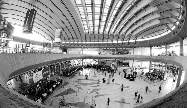 Tenerife South airport terminal / Flickr - rromer