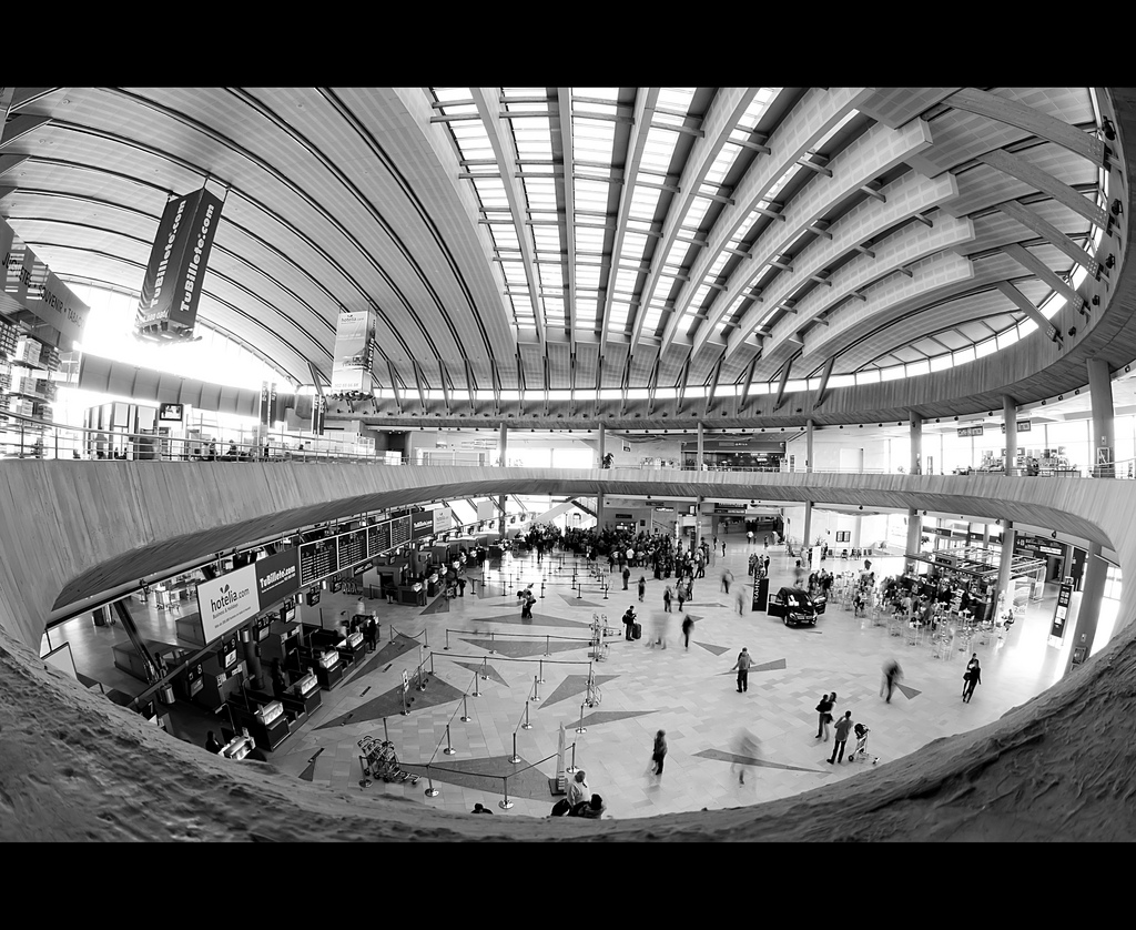 Tenerife South airport terminal / Flickr - rromer