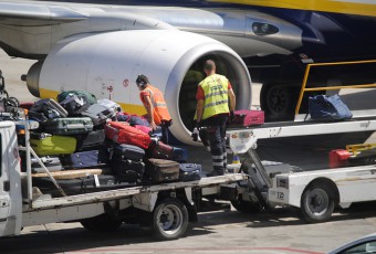 Swissport staff performing ramp handling to a Ryanair plane in Madrid airport / Flickr-ÁlvaroBa
