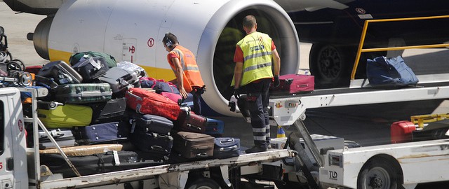 Swissport staff performing ramp handling to a Ryanair plane in Madrid airport / Flickr-ÁlvaroBa