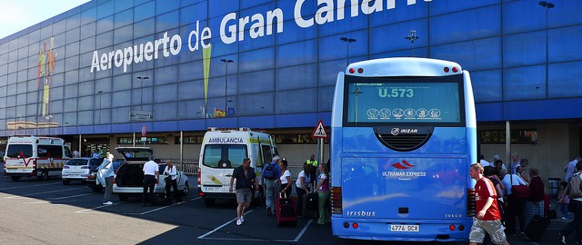 Vehicles parked in front of a Gran Canaria airport’s entrance / Flickr - Håkan Dahlström