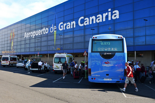 Vehicles parked in front of a Gran Canaria airport’s entrance / Flickr - Håkan Dahlström