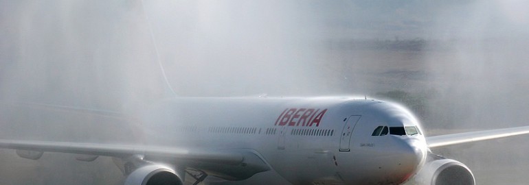 Iberia A330 EC-LYF, with the new livery, getting out of the fog / Flickr - Curimedia | photography