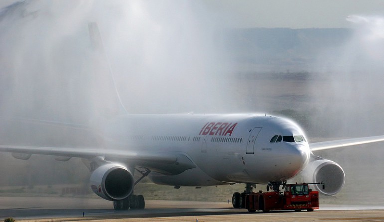 Iberia A330 EC-LYF, with the new livery, getting out of the fog / Flickr - Curimedia | photography