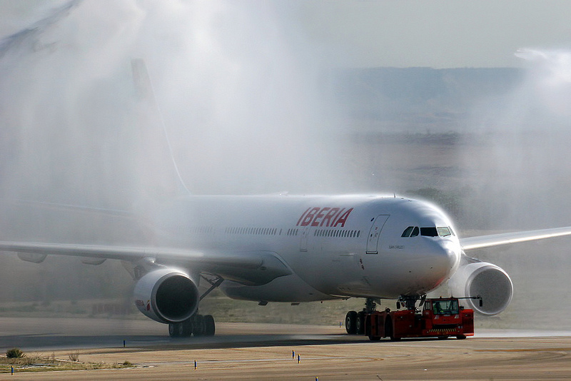 Iberia A330 EC-LYF, with the new livery, getting out of the fog / Flickr - Curimedia | photography