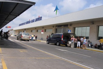 Murcia San Javier airport entrance with the Aena’s logo / Flickr - elyob