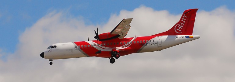 A Helitt airplane flying from Badajoz airport / Flickr - José A.