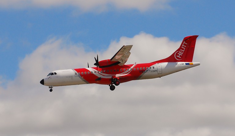 A Helitt airplane flying from Badajoz airport / Flickr - José A.