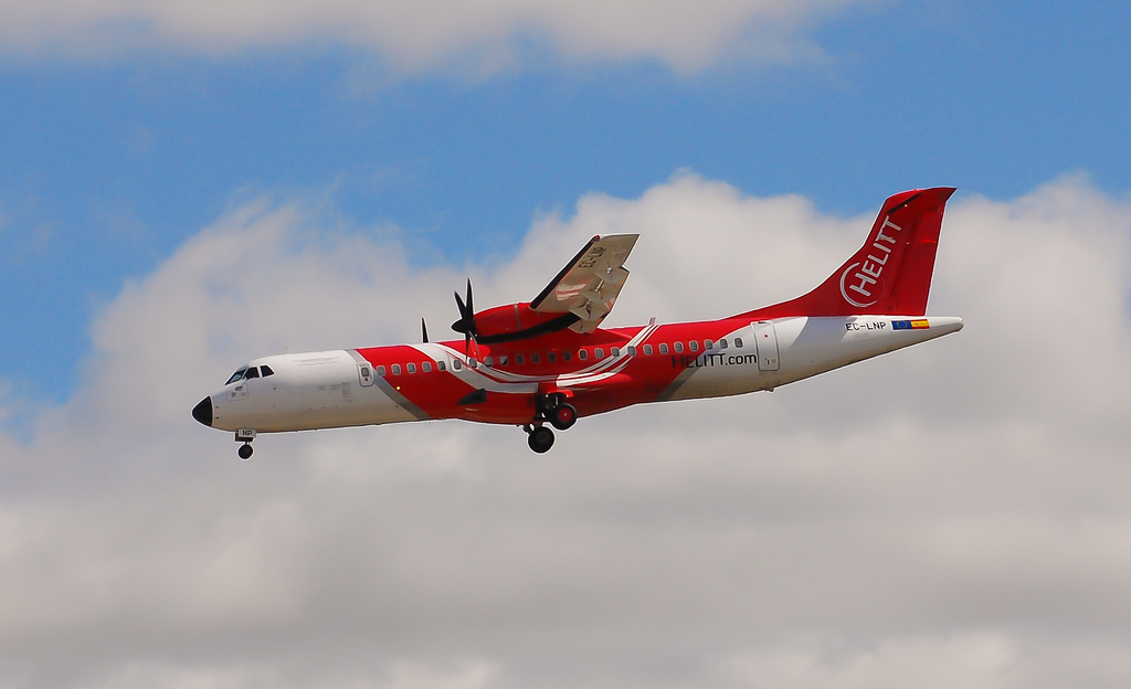 A Helitt airplane flying from Badajoz airport / Flickr - José A.