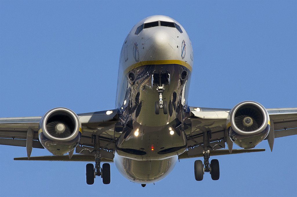 Ryanair aircraft landing / Flickr - Leoncio J