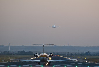 Spanish slot coordination. Airplane ascending while another one is queing / Jumbero