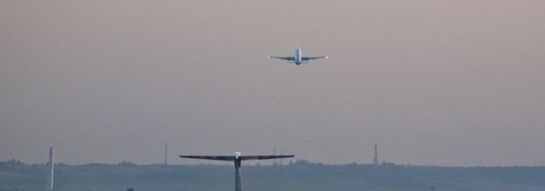 Spanish slot coordination. Airplane ascending while another one is queing / Jumbero