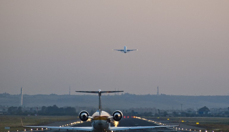 Spanish slot coordination. Airplane ascending while another one is queing / Jumbero