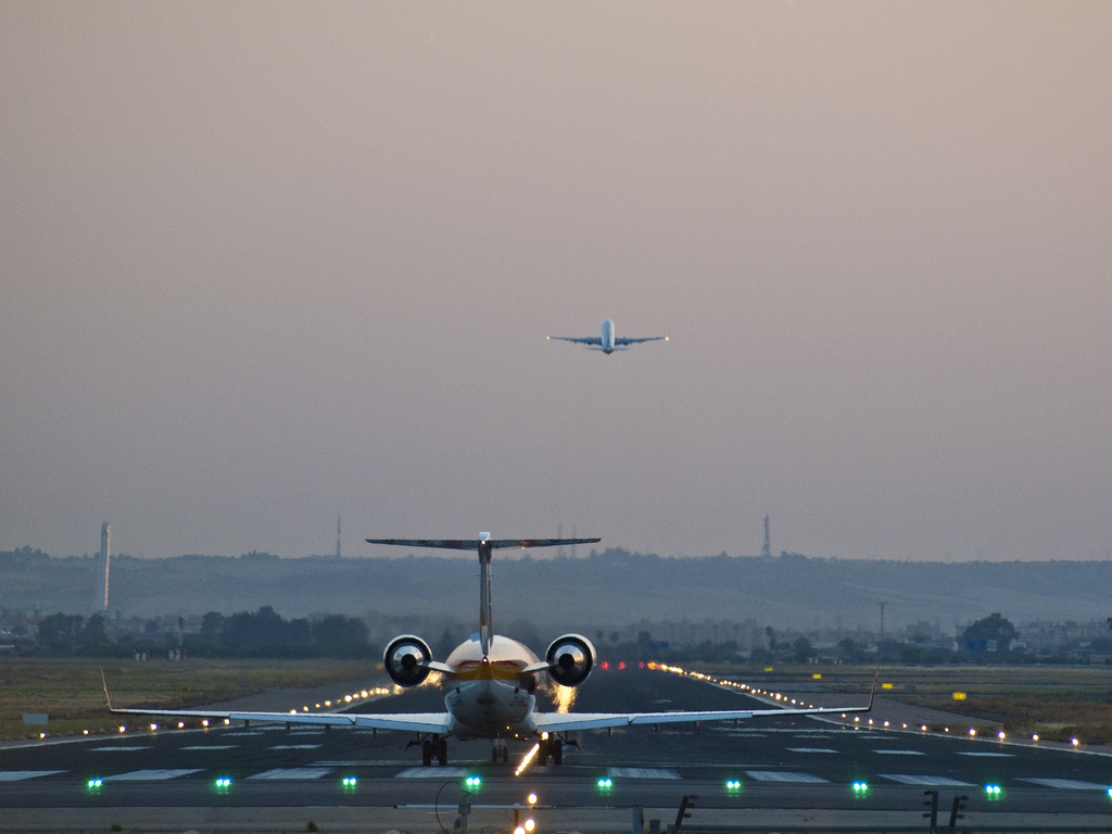 Spanish slot coordination. Airplane ascending while another one is queing / Jumbero