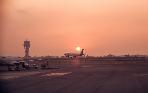 Sunrise at Barcelona airport / Flickr - Juanedc