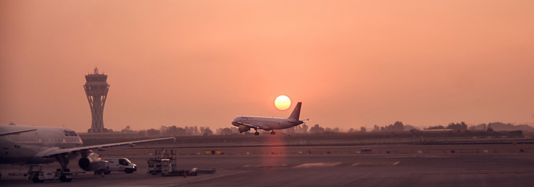 Sunrise at Barcelona airport / Flickr - Juanedc