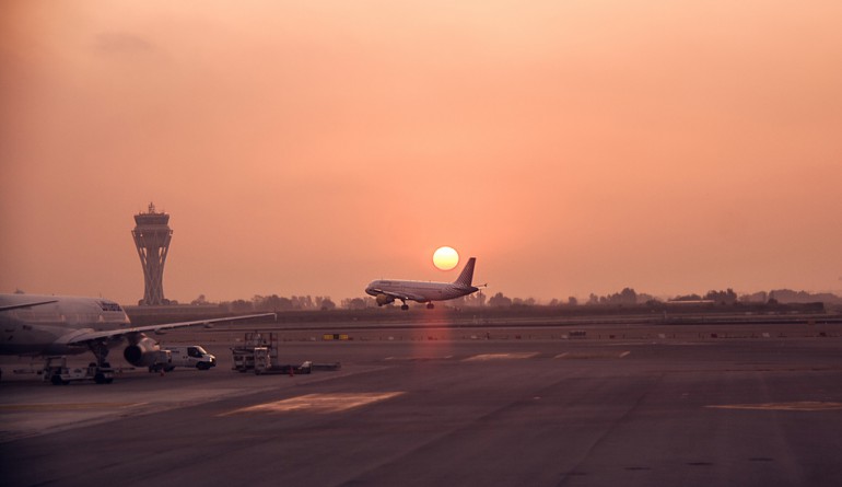 Sunrise at Barcelona airport / Flickr - Juanedc