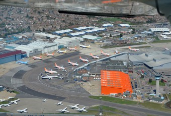 Many aircrafts grounded in Luton airport because of the volcanic activity in April 2010 / Flickr - Geoff Collins