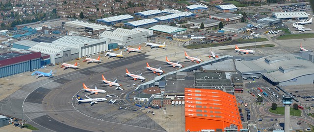 Many aircrafts grounded in Luton airport because of the volcanic activity in April 2010 / Flickr - Geoff Collins