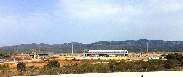 Castellón airport terminal and statue from a nearby road / Flickr - Egoitz Moreno