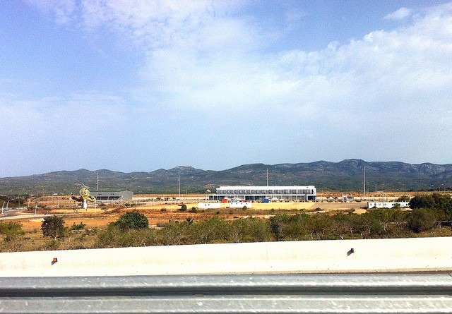 Castellón airport terminal and statue from a nearby road / Flickr - Egoitz Moreno