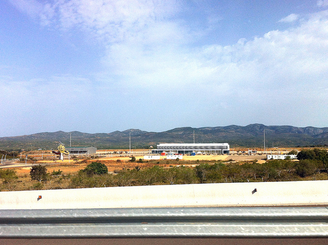 Castellón airport terminal and statue from a nearby road / Flickr - Egoitz Moreno