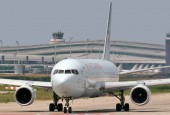 Air Canada Boeing 767-300ER taxiing at El Prat Airport / Wikimedia Commons - Russavia