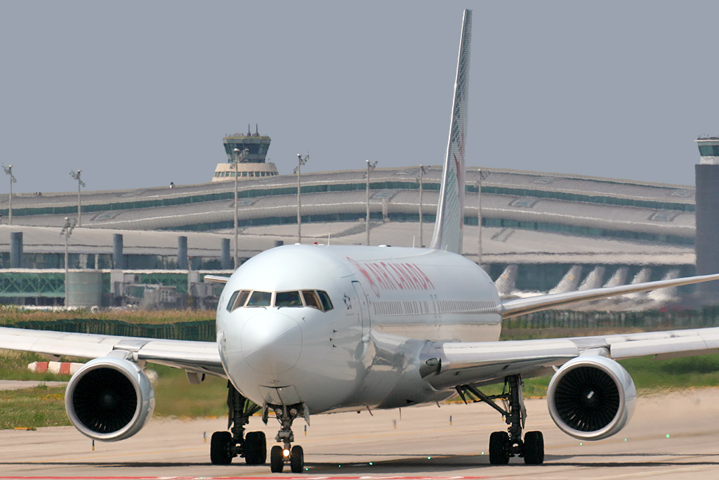 Air Canada Boeing 767-300ER taxiing at El Prat Airport / Wikimedia Commons - Russavia